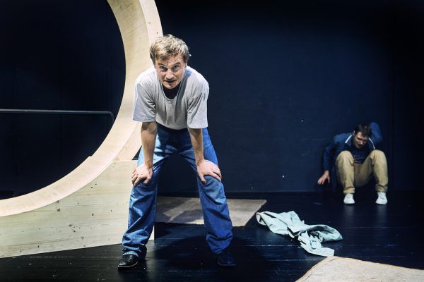 David Kopp und Nico Raschner in „Von Mäusen und Menschen“ in der Box des Landestheaters. anja koehler