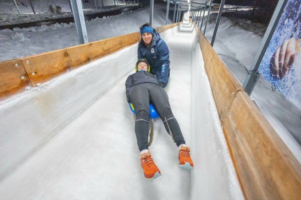 Der Schlitten wiegt 25 Kilogramm und ist damit gar nicht so einfach zu handhaben.Hartinger (7), Sams