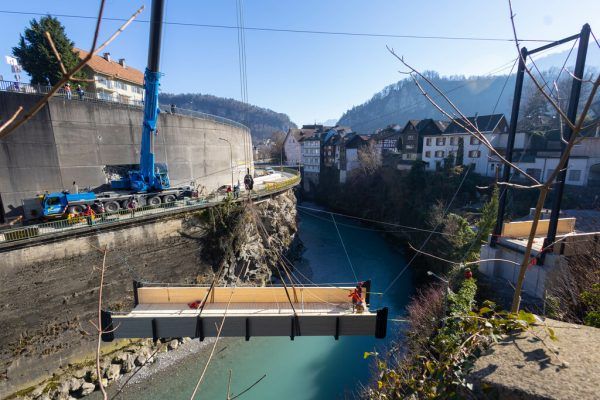 Die Auflager der Brücke wurden bereits im Dezember fertig­gestellt, gestern wurde das Tragwerk eingehoben.
               