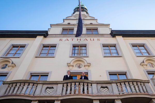 Mit gelbem Farbasphalt: So sehen der Leutbühel und das Rathaus heute aus.