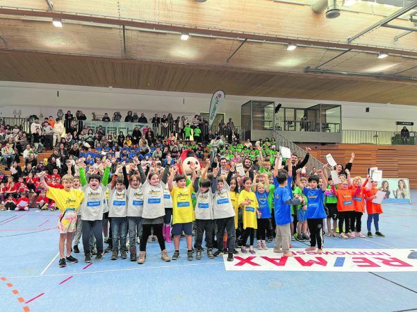 Die Kinder hatten großen Spaß beim Handball, Profi Florian Mohr (l.). war ein Motivator.  Yvonne Haller (3)