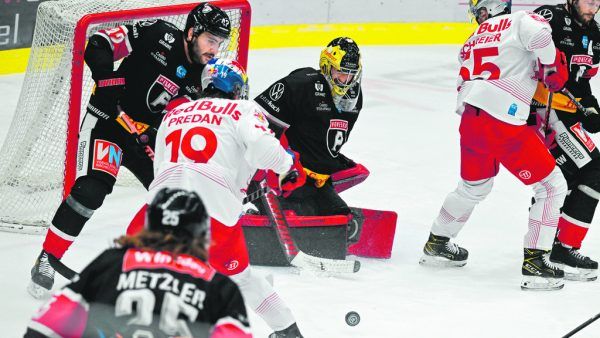 Die Pioneers verdichten gerade gegen die Top-Teams oft geschickt die Zone vor dem eigenen Tor.Bei den Eishockey-Fans ist der Verein noch nicht angekommen, viele Ränge in der Vorarlberghalle blieben leer.  Dietmar Stiplovsek (2)