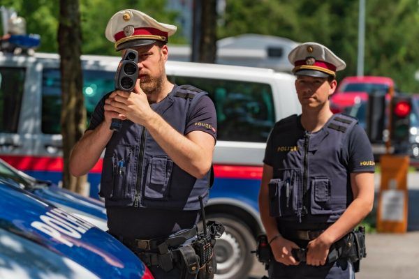 Die Polizei hielt 2022 mehr Alkolenker, Schnellfahrer und Drogenlenker an als noch im Coronajahr 2021. Stiplovsek/pauschal