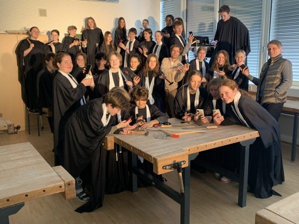 Die Schüler der Musikmittelschule Lingenau bei den Proben als Handwerkschor. Theater Mutante