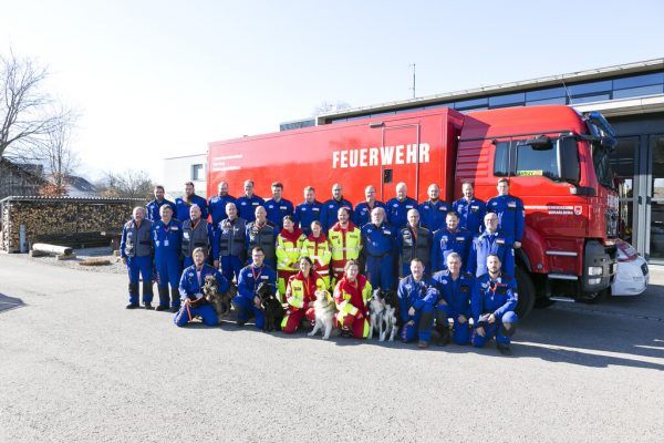 Die Vorarlberger Helfer (links) sind gestern ins Einsatzgebiet geflogen. Unten die Gruppe bei den Vorbereitungen, oben Teamleiter Markus Mayr von der Feuerwehr Rankweil.  Mathis (3)