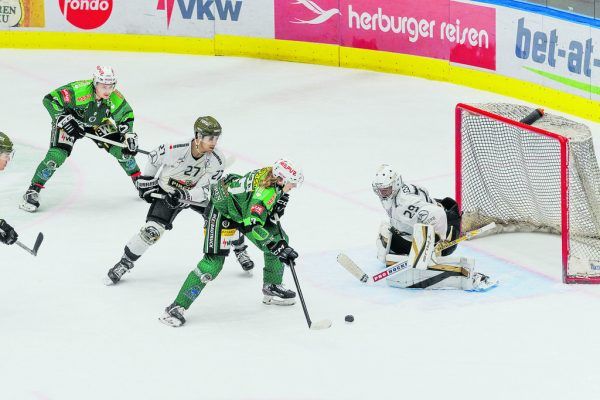 Die Wälder, wie hier Philip Metzler gegen Meran, wollen die Rotjacken unter Druck setzen. Lustenau hat das schwere Auswärtsspiel bei den Kitzbühelern vor der Brust, gegen die man zu Hause in der Overtime siegte. Stiplovsek (2)