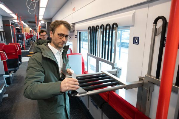 Die Winterausführung der Cityjets soll bald durch Radplätze ergänzt werden. Zadra zeigt die Skihalterung. Hartinger