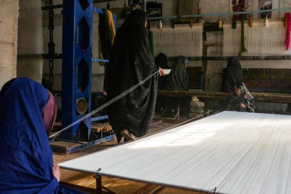 Die wirtschaftliche Not zwingt viele Frauen dazu, zu arbeiten. AFP