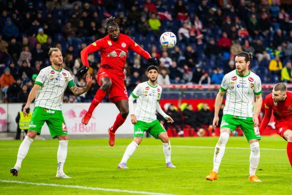 Ein Bild, das für den Spielverlauf in der zweiten Halbzeit steht: Die Salzburger, wie hier Oumar Solet, konnten die Lustenauer auf Distanz halten.GEPA