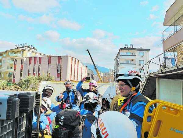 Einige Eindrücke vom Einsatzgebiet, in dem das Vorarlberger Team seit gestern tätig ist. Kleines Bild: Teamleiter Markus Mayr. feuerwehr rankweil(5), mathis