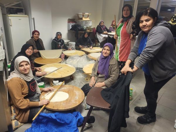 Frauen bei der Zubereitung von Yufka bei Atib in Reuthe. neue