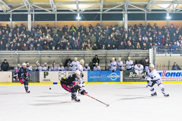 Für die Emser (in Weiß) gegen Althofen und die VEU gegen Kapfenberg beginnen morgen die Play-offs. Dietmar Stiplovsek