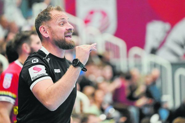 Hard-Trainer Hannes Jon Jonsson weiß um die Stärke von Westwien und fordert ob der Ausfälle eine starke Willensleis­tung seiner Mannen. GEPA/Lerch