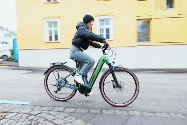 Im Winter hat das E-Bike eine kürzere Reichweite. Fahrradhändler Mario Schedler (r.) empfiehlt, den Akku in der Garage zu laden.Hartinger (4)/Shutterstock