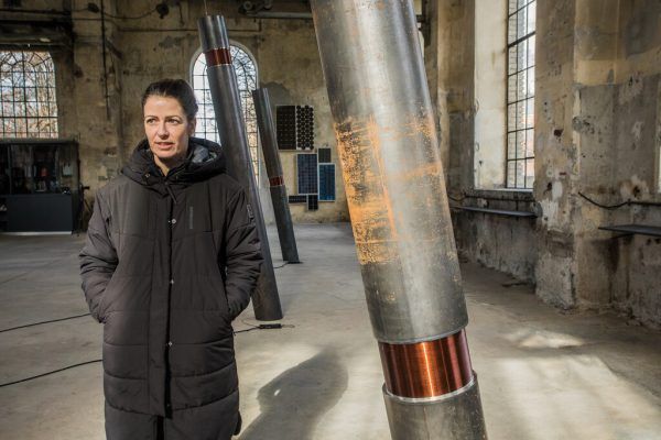 Judith Fegerl mit den Stahlstelen – im Hintergrund an der Wand sieht man die Panel-Collage „last light“. Philipp Steurer (5)