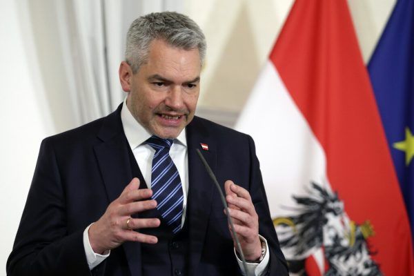 Karl Nehammer wird „Amtsmissbrauch“ in der Cobra-Affäre vorgeworfen. Dem „Profil“ zufolge ist seine Ehefrau nicht unter den Verdächtigen.  AP