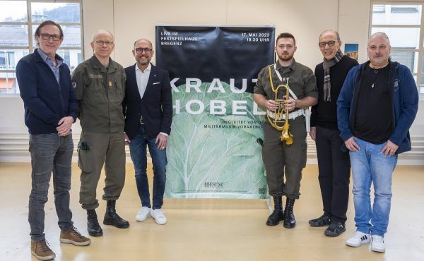 Krauthobel, die Militärmusik Vorarlberg und Vertreter der Stadt bei der Pressekonferenz im Magazin 4.  roland paulitsch