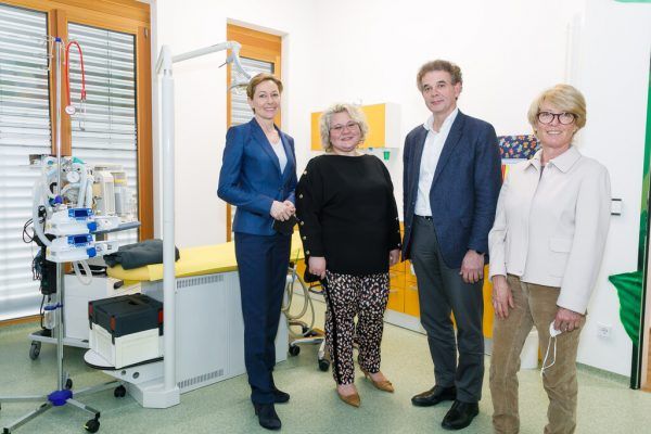 Landesrätin Rüscher, Zahnärztin Vilinek, Christoph Jenny (ÖGK), Adriane Feuerstein (Lebenshilfe v. l.). apa/land vorarlberg
