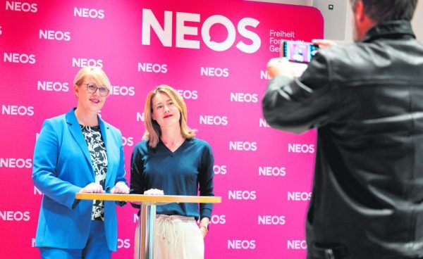 Neos-Chefin Sabine Scheffknecht (l.) und ihre Nachfolgekandidatin Claudia Gamon im vergangenen Oktober. Hartinger (2)