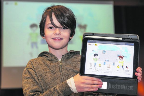 Noah hat bei der Kinder-Website als Sprecher mitgewirkt (l.); Brigitte Truschnegg und Andreas Rudigier informieren über das neue digitale Angebot. roland paulitsch