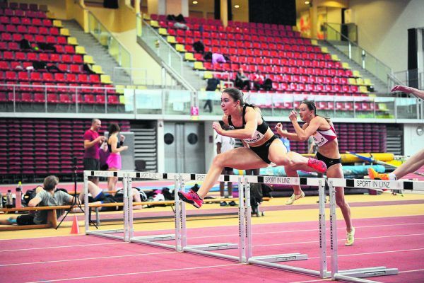 Oben: Isabel Posch nimmt auf dem Weg zum Landesrekord alle Hürden. Links wirft Angelina Rupp die Kugel auf 10,68 Meter und gewinnt letztlich die U20-Wertung. Unten: Niklas (l.) und Mika Voss.  ÖLV/Alfred Nevsimal (3)