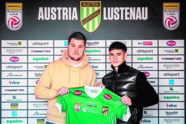 Schneider präsentiert Neuzugang Nemanja Motika.  Verein