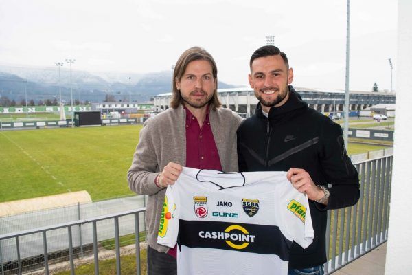 SCRA-Sportdirektor Georg Festetics präsentiert links Husein Balic und rechts David Herold.  SCRA