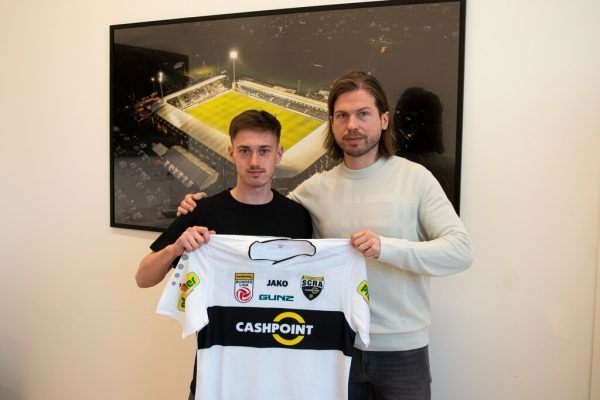 SCRA-Sportdirektor Georg Festetics präsentiert Neuzugang Jurica Jurcec. Schon heute düfte der nächste Transfer perfekt sein.   SCRA