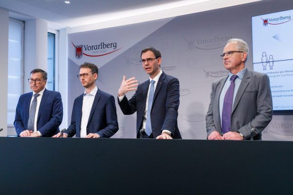 V.l.: Helmut Mennel (VKW), Landesrat Daniel Zadra, Landeshauptmann Markus Wallner und Christof Germann (VKW) stellten Preise vor.   hofmeister/Land