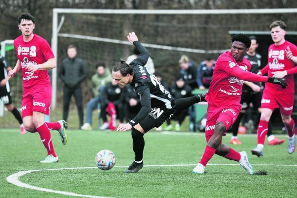Während die Rothosen beim Test überzeugten, gerieten die Lustenauer eine Woche vor Ligastart in Schieflage. Klaus Hartinger
