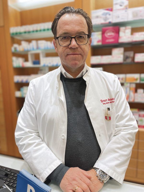 Werner Braun von der Stadt-Apotheke und Christine Hämmerle, Inhaberin von „Bio Mobil Natur Korn Kost Kosmetik“, in Bregenz.  Emilia kennerknecht (6)