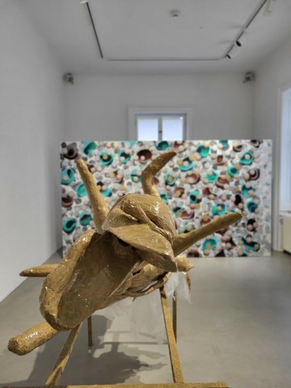 Wolfgang Walkensteiner (r.) und seine Werke im Bildraum Bodensee.Sieglinde Wöhrer (3)