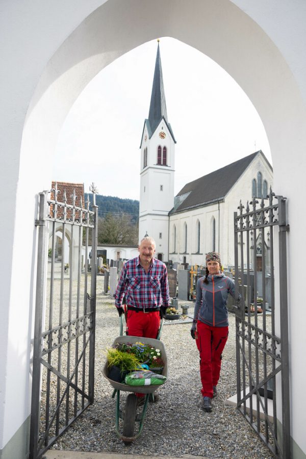 Alexander Bischof und Mitarbeiterin Christine Sutterlüty beim Kennelbacher Friedhof.