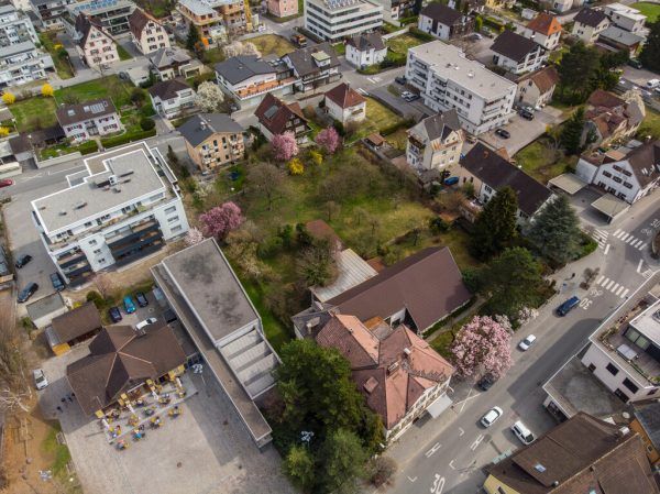 Das „Würbel-Areal“ wird im April als neue Kulturstätte eröffnet (l.); Kulturamtsleiterin Daniela Beck und Christian Mair, Obmann des Vereins „Haus Habakuk – Puppenhaus“ (oben). Klaus Hartinger/Sieglinde Wöhrer