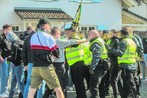 Die Aufnahme links zeigt die Auseinandersetzung bei der Einlasskontrolle vor dem Spiel. Oben zünden die Austria-Fans während der Partie die Bengalos, das Spiel musste gar unterbrochen werden. Steurer (2)