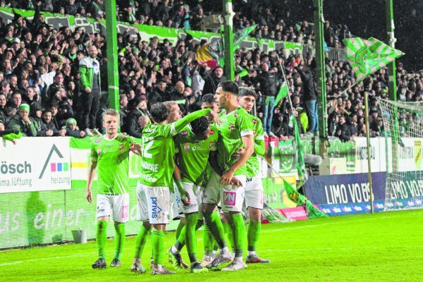 Die Lustenauer feiern ihren Sieg gegen Klagenfurt. GEPA/Lerch