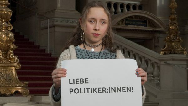 Eine Videoaktivistin im Burgtheater. Videostill Österreich, Burgtheater