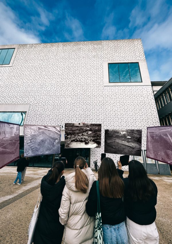 Erste Station des Brigantium-Rundgangs in der Augmented-Reality-Bildergalerie (oben). Die Virtual-Reality-Wand im Vorarlberg Museum (r.). Nino Brugger/Marilena Tumler
