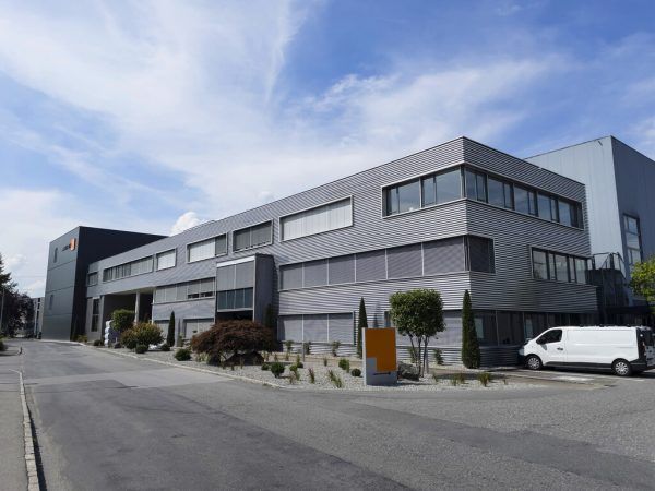 Auf den Dächern wurden große PV-Anlagen installiert. Oben Inhaus-Geschäftsführer Robert Küng. Inhaus, Matthias Weissengruber
