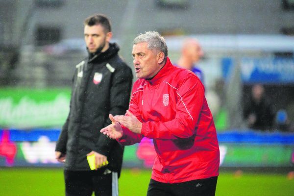 Markus Mader und und Peter Pacult erlebten einen grundverschiedenen Nachmittag. Mader sah an der Seitenlinie einen Sieg, Pacult wurde vom Schiedsrichter auf die Tribüne geschickt. APA (2), GEPA/Lerch