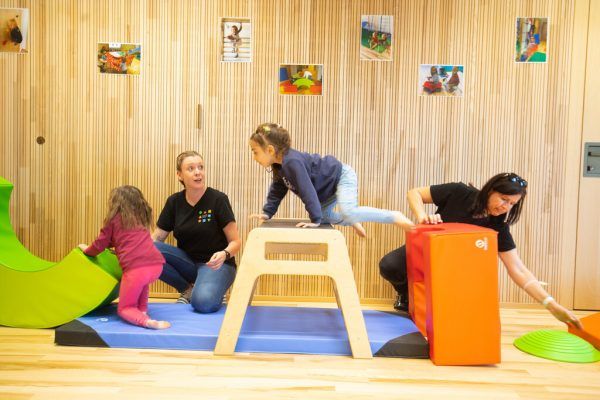 Neos fordern kostenfreie Kinderbetreuung.