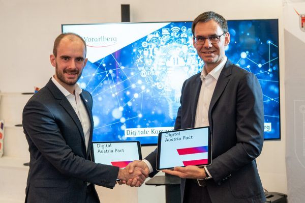 Staatssekretär Florian Tursky und Landeshauptmann Markus Wallner mit Tablets. Serra/vlk