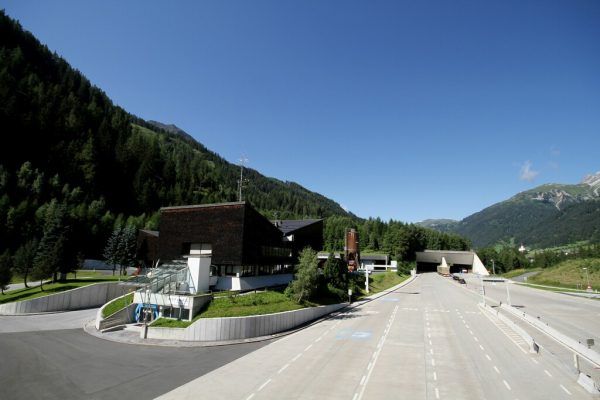 Unter anderem wird die knapp fünf Jahrzehnte alte Fahrbahn im Tunnel (im Bild das Portal auf Tiroler Seite) saniert. Asfinag/ Bernhard Geiler