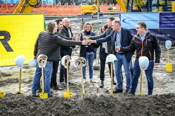 Vertreter von i+R und Stadler beim Spatenstich. Udo Mittelberger
