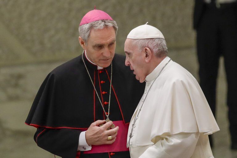 Gänswein mit Papst Franziskus.Archivbild/AP Photo