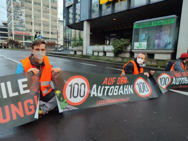 Aktivisten demonstrieren für Tempo 100. APA