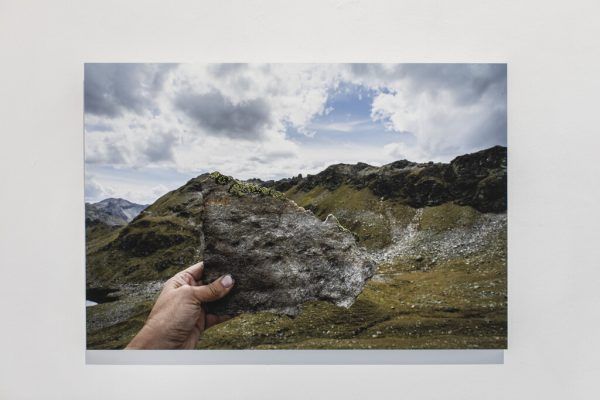 „Anhöhen 1“ aus der Serie „Alpenglow“ von Eva-Maria Lopez (oben), die Künstlerinnen und Künstler im Bildraum Bodensee (r.). Petra Rainer © Bildrecht, Wien 2023