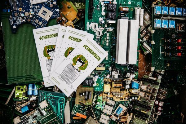 Auch die sichere Entsorgung von Daten und Datenträgern wird angeboten. arbeit plus/Sams