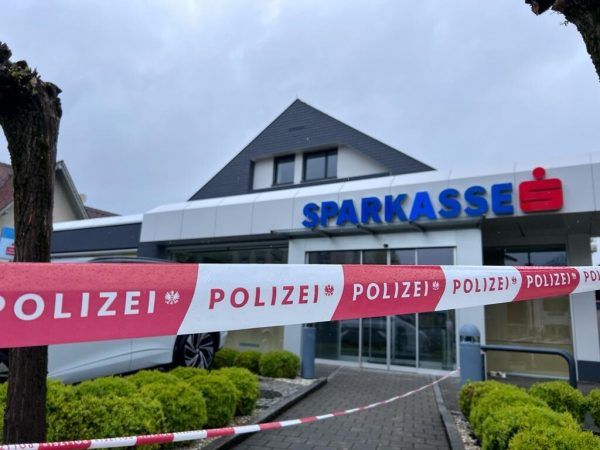 Aus der Sparkassen-Filiale in Feldkirch-Gisingen wurde ein Betrag in noch unbekannter Höhe entwendet. VOL.AT/Pletsch (2)