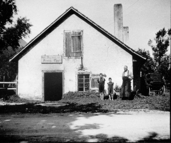 Blick ins historische Bildarchiv: Schmied Franz Pipp und zwei Kinder vor der Schmiede.Gemeindearchiv Frastanz